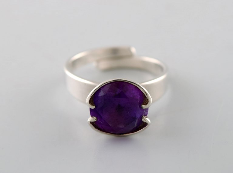 Alton, Falköping. Svensk modernistisk sterlingsølvring med violet sten. Dateret 1978. 