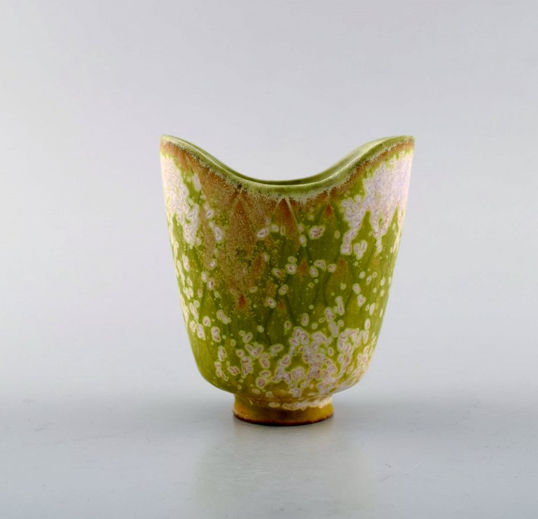 Gunnar Nylund for Rørstrand/Rörstrand. Vase i glaseret stentøj dekoreret med æggeskalsglasur på limegrøn bund. 1950