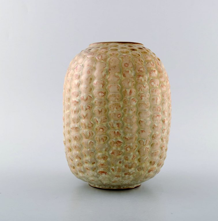 Axel Salto for Royal Copenhagen: Stor vase af stentøj modelleret med knopper i relief, dekoreret med glasur i lyse jordtoner. Knoppet stil. 1940