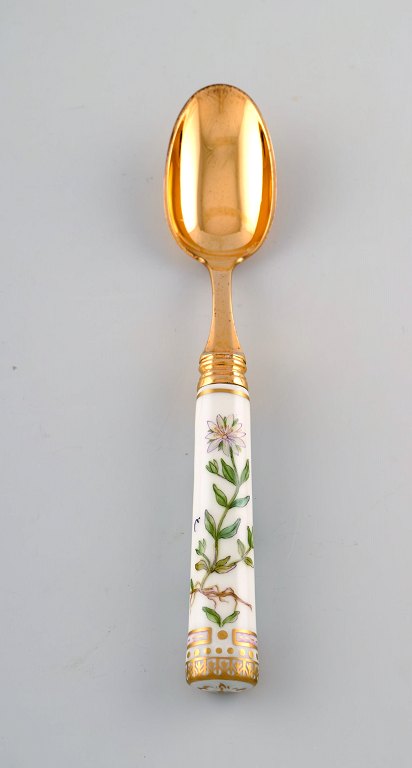 Michelsen for Royal Copenhagen. "Flora Danica" spiseske af forgyldt sterlingsølv. Skafte af porcelæn dekoreret i farver og guld med blomster.
