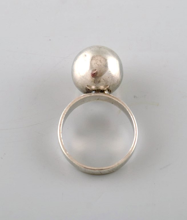 Carl Ove Frydensberg, Danish silversmith. Business in Copenhagen from 1949-1982. Modernist ring in sterling silver. Ca. 1960.