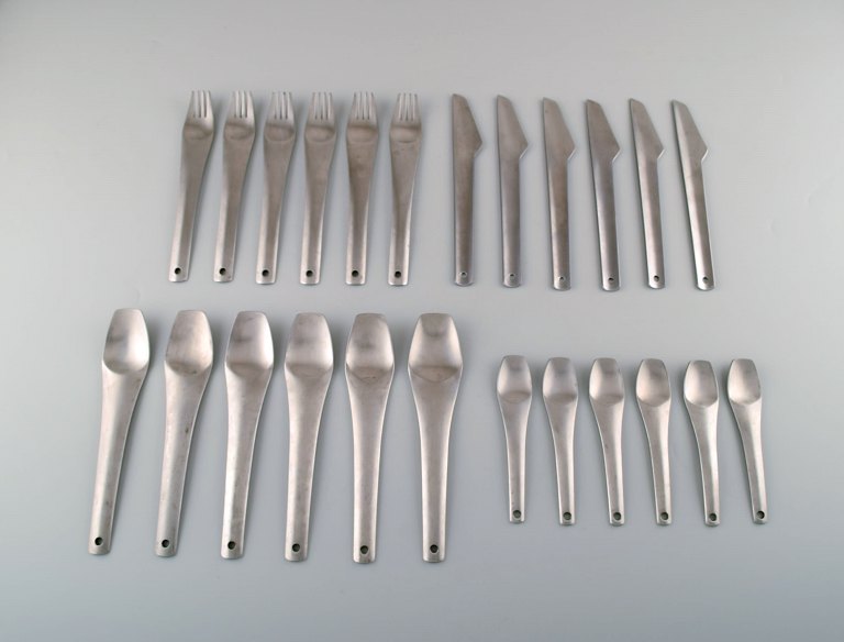 Scandinavian modernist design cutlery in stainless steel. 6 person dinner service consisting of dinner fork, dinner knife, dinner spoon and tea spoon. 1970