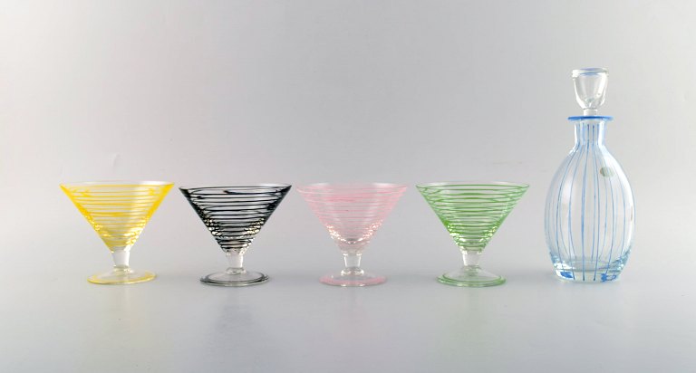 Åfors glasbruk. Et sæt på 4 cocktailglas og karaffel i håndmalet mundblæst kunstglas. 1960