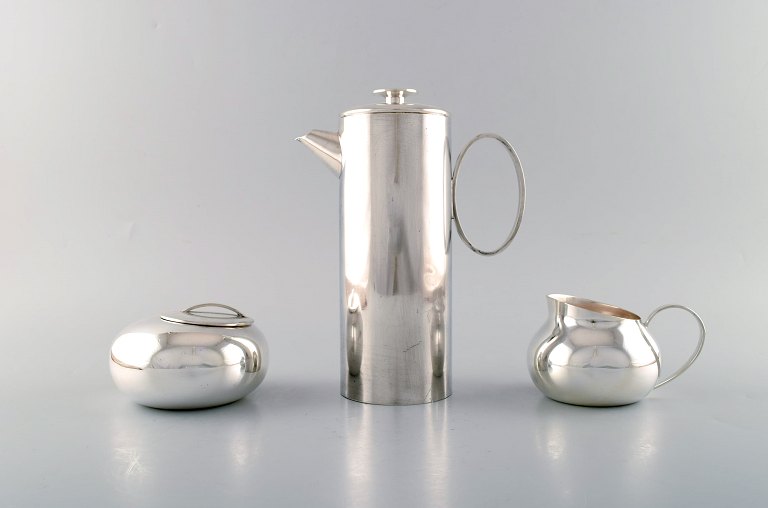 Lino Sabattini (born 1925, 2016) for Christofle. A modernist coffee service in silver-plated metal. Coffee pot, sugar bowl and creamer. Ca. 1960.