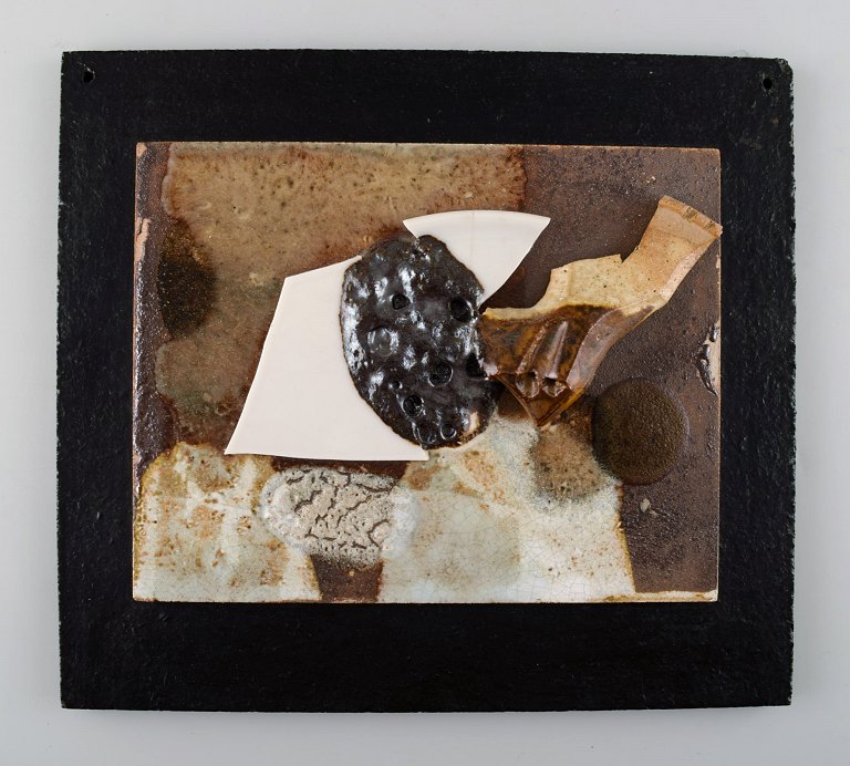 Ivy Lysdal, f 1937. Dansk keramiker og kunstmaler.Unika vægrelief i keramik fra 1972. Abstrakt motiv.