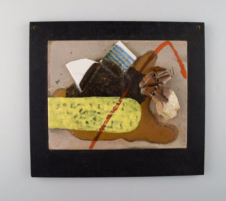 Ivy Lysdal, f 1937. Dansk keramiker og kunstmaler.Unika vægrelief i keramik fra 1972. Abstrakt motiv.