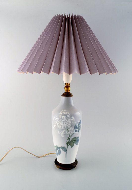 Royal Copenhagen stor bordlampe på messingstand dekoreret med blomster. 1930