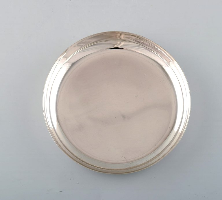 WIWEN NILSSON Lund, Sverige 1941-1956. Champagneflaske bordskåner / lav skål i sterlingsølv. Modernistisk design, 1942.