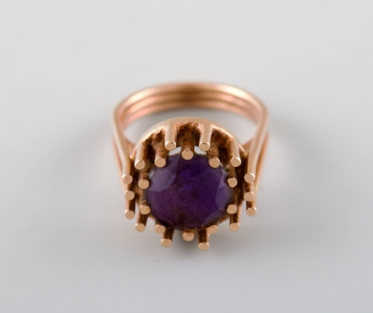 Jørgen Larsen, Danish goldsmith. 14 carat modernist gold ring adorned with purple stone.