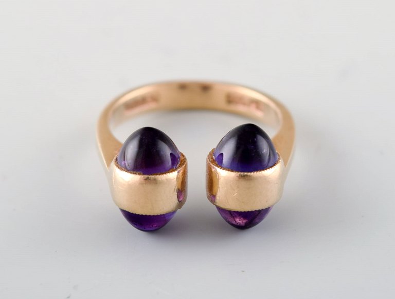 Bernhard Hertz, Danish goldsmith. 14 carat modernist gold ring adorned with purple stones.