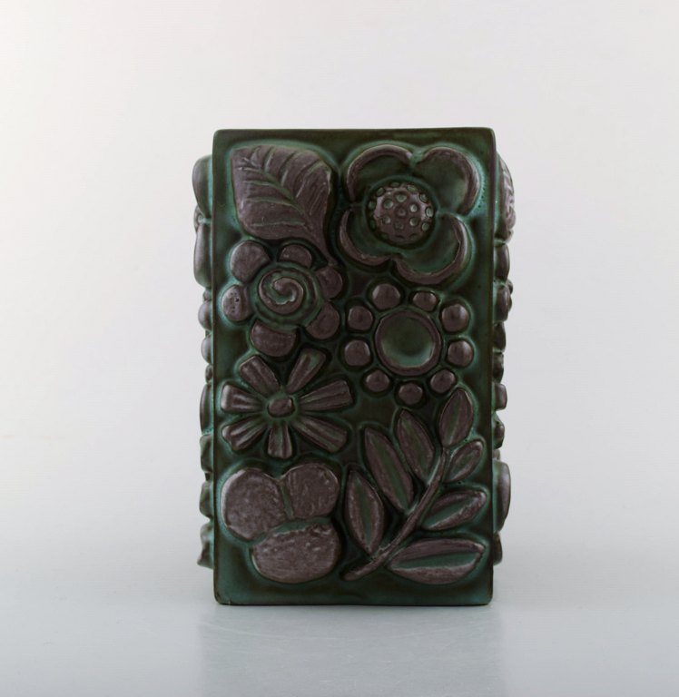 Berit Ternell for Upsala-Ekeby. Keramik vase med blomster i relief. 