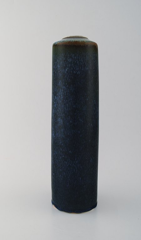 Carl-Harry Stålhane for Rørstrand Ateljé. High slim ceramic vase with beautiful glaze in blue shades. 1960
