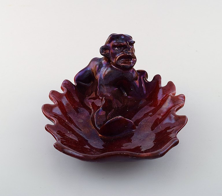 Karl Hansen Reistrup for Kähler. Rare dish with grotesque in beautiful luster glaze. 1890