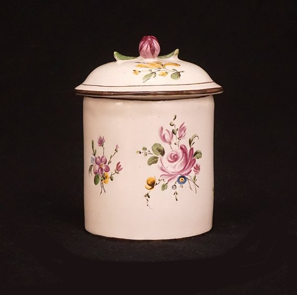 Ein Fayencetöpfchen polychrom dekoriert. Signiert Marieberg, Schweden, 1771. H: 9cm