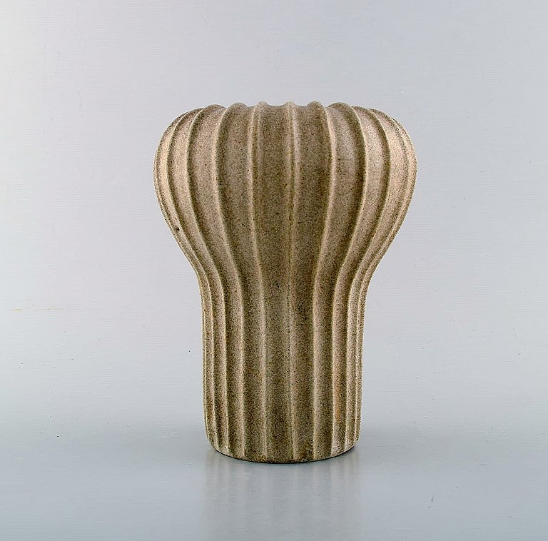 Arne Bang. Trompetformet vase af stentøj, modelleret med rillet korpus. 1940