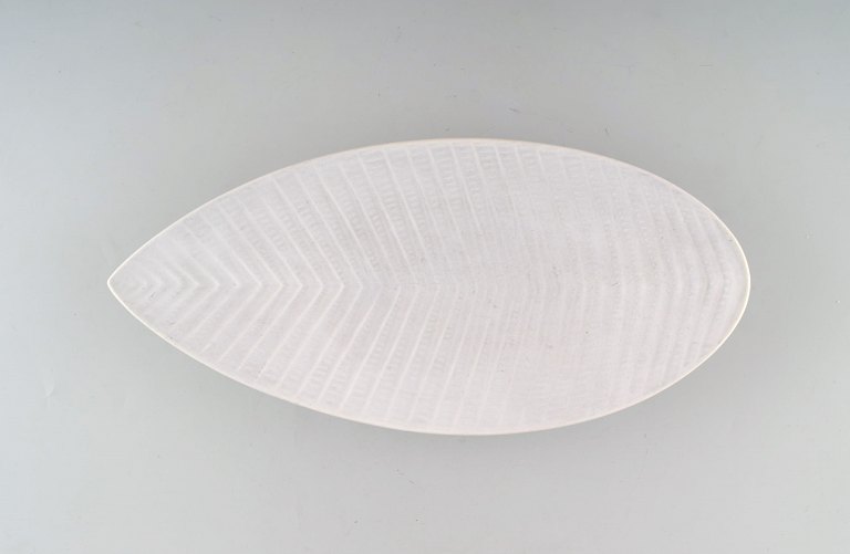 Stig Lindberg for Gustavsberg. Stort "reptil" fad i glaseret keramik. Glasur i gråhvide toner med riflet mønster. 1960