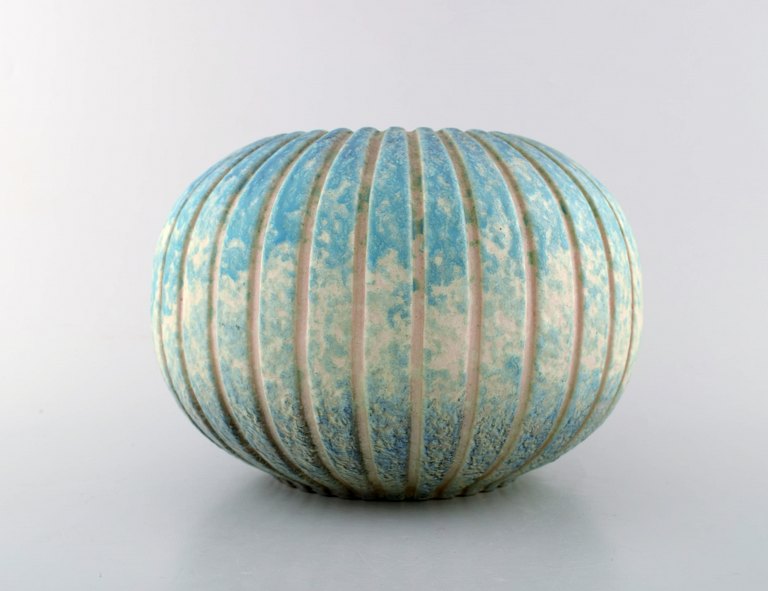 Plateelbakkerij Zuid-Holland (Plazuid, PZH). Oval art deco vase with grooved design. The Netherlands, 1940