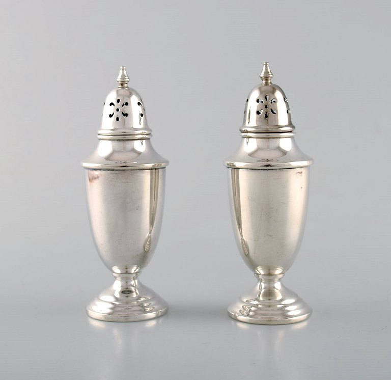 Towle, American silversmiths. A pair of sugar castors in sterling silver. Late 19th century.