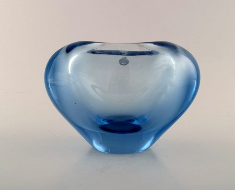 Per Lütken for Holmegaard. Vase i blåt kunstglas. Dateret 1961. 