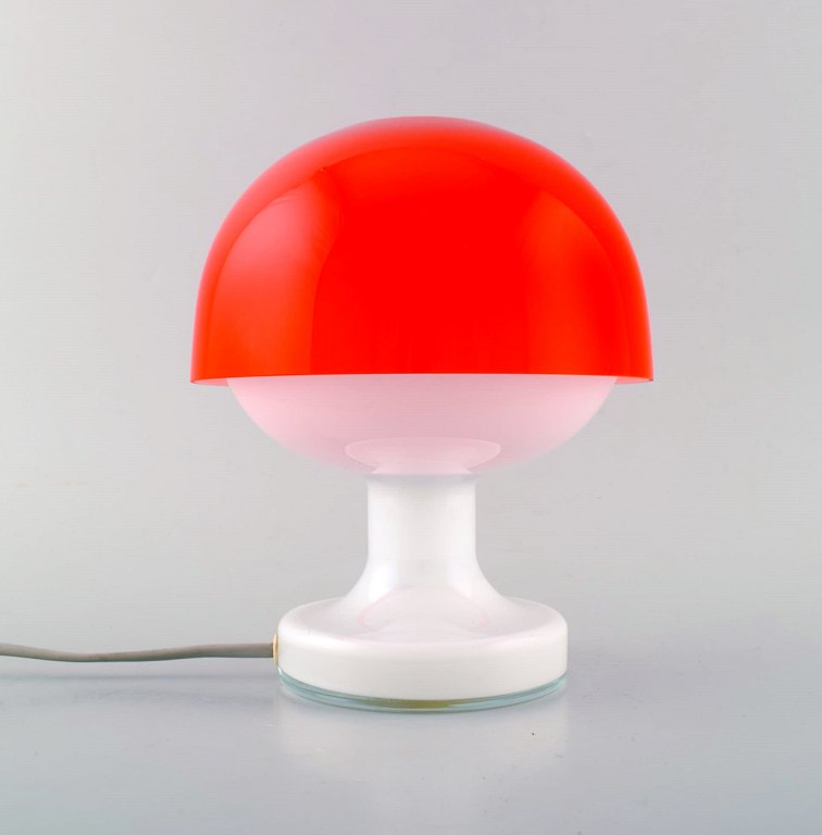 Kastrup / Holmegaard. Rare "Bowler" table lamp in white and red opaline glass. Danish design, 1960
