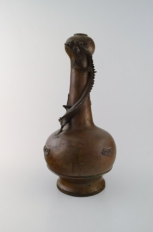 Large Chinese dragon vase in patinated bronze. Late 19th century.