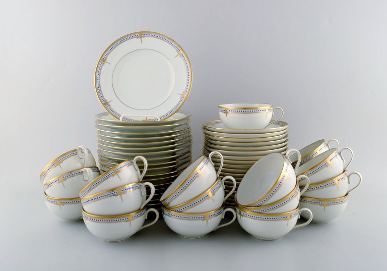 Bing & Grondahl / B&G. Rare porcelain tea service. Complete for 19 people with accompanying plates. Model number 473.