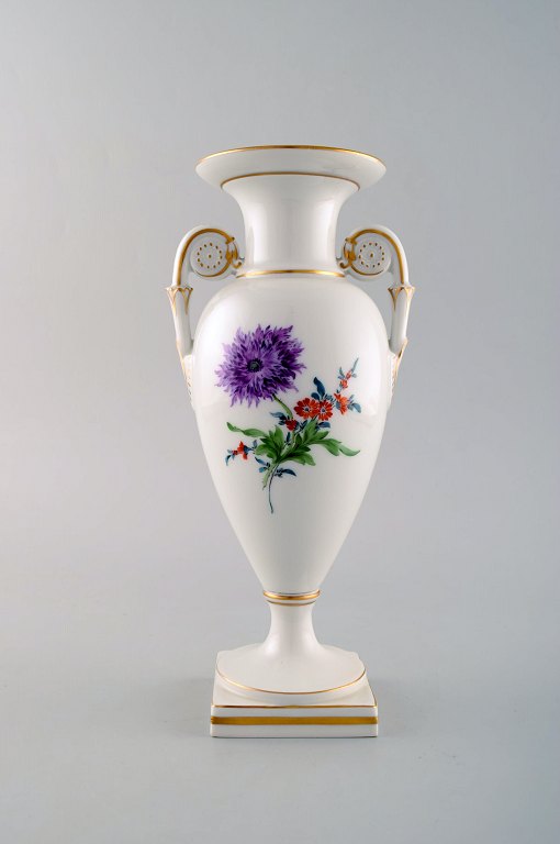 Meissen empire vase with hand painted floral motif. Ca. 1920.