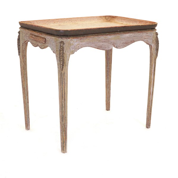 Gustavianischer Tablettisch mit abnehmbarer Platte. Schweden um 1780. H: 74cm. Platte: 77x53cm