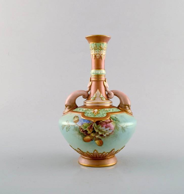 Royal Worchester art nouveau vase. Håndmalet dekoration med delfiner og valnødder. 1920