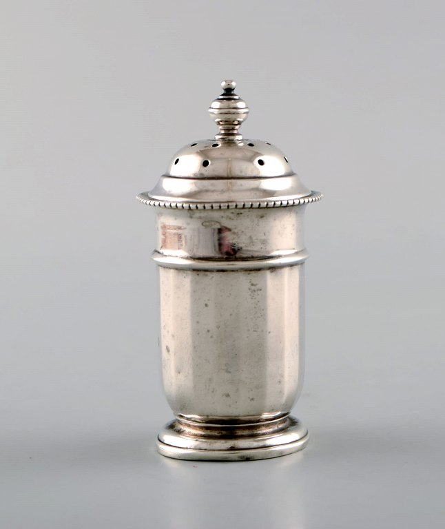 English pepper shaker in silver. Late 19th century. From large private collection. 