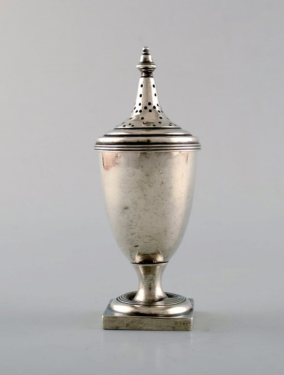 English pepper shaker in silver. Late 19th century. From large private collection. 