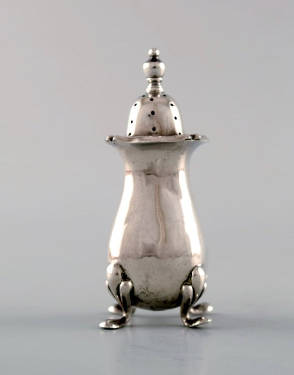 English pepper shaker in silver. Late 19th century. From large private collection.