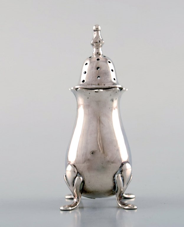 English pepper shaker in silver. Late 19th century. From large private collection. 