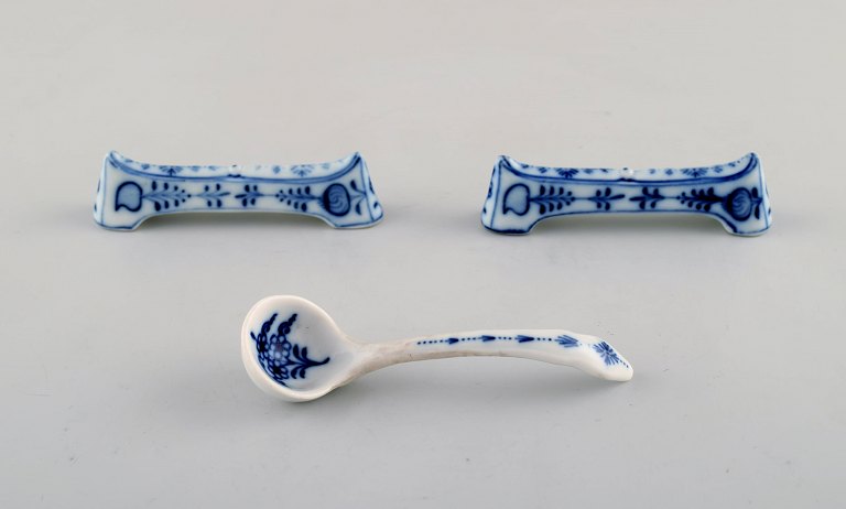 Two Stadt Meissen blue onion patterned knife rests and small spoon. Mid 20th century.