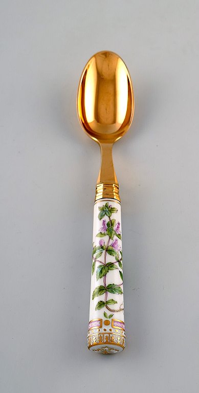 Georg Jensen for Royal Copenhagen. "Flora Danica" spiseske af forgyldt sterlingsølv. Skafte af porcelæn dekoreret i farver og guld med blomster.
