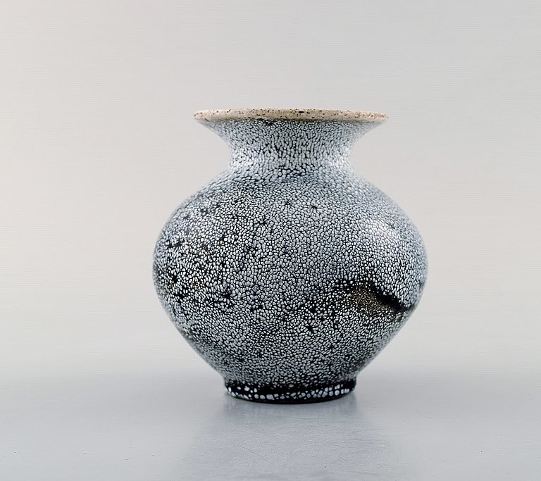 Svend Hammershøi for Kähler, HAK. Vase i glaseret stentøj. Smuk gråsort dobbeltglasur. Sjælden form. 1930