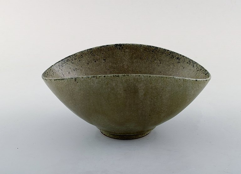 Arne Bang. Rare and early bowl in glazed ceramics. Model Number 7B. Beautiful glaze green grey shades. Ca. 1930.