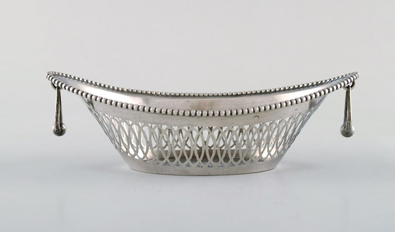 European silversmith. Silver bowl with reticulated decoration and handles. Ca. 1900.