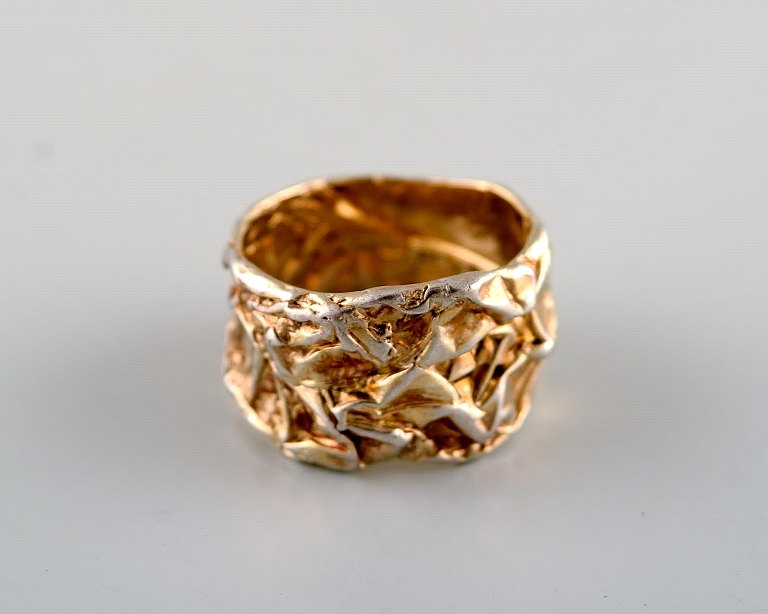 Emquies-Holstein, Denmark. Modernist ring in gilded sterling silver. Late 20th century.