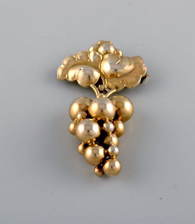 Harald Nielsen for Georg Jensen. Sjælden og tidlig "Vindrue" broche i forgyldt sterlingsølv. Dateret 1933-44.
