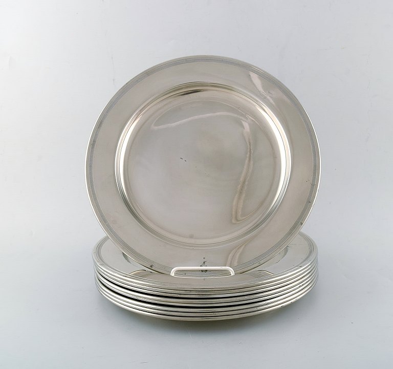 Just Andersen. Ni art deco dækketallerkener af tin med kanneleret bort. 1930