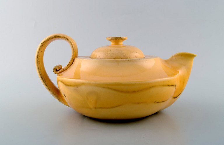 Kähler, Denmark. Glazed ceramic teapot. Beautiful uranium yellow glaze. 1930 / 40