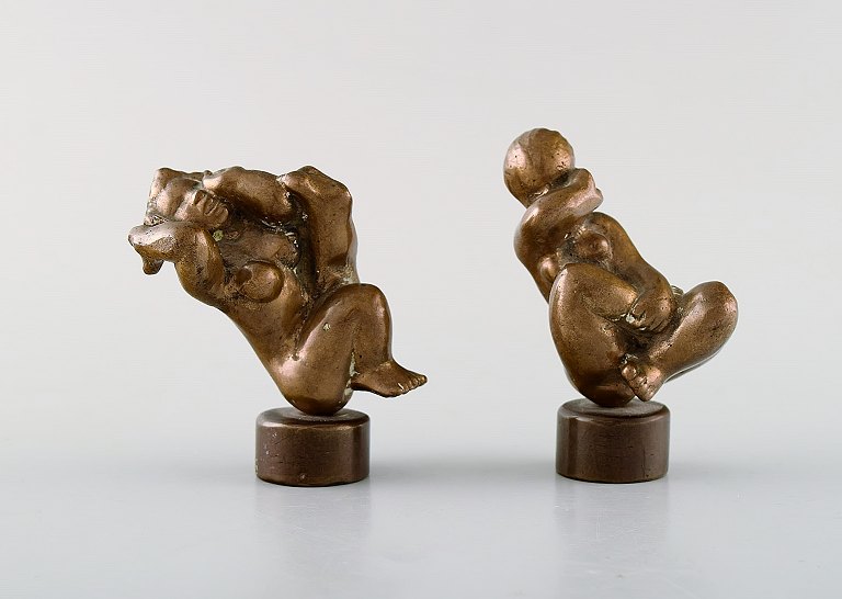 Dansk bronzeskulptør. Et par figurer i patineret bronze. Nøgne kvinder. Midt 1900-tallet.