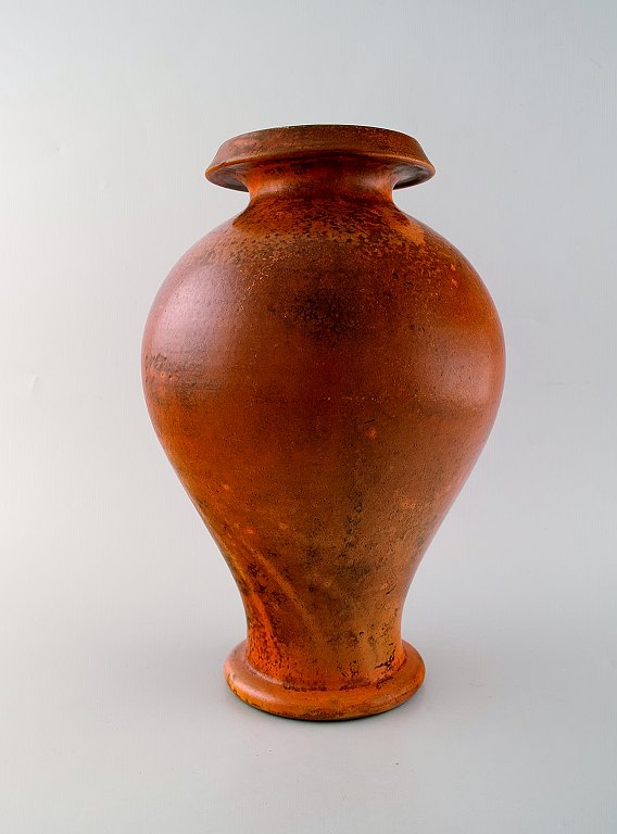 Svend Hammershøi for Kähler, HAK. Stor vase i glaseret stentøj. Smuk orange 
uranglasur. 1930/40