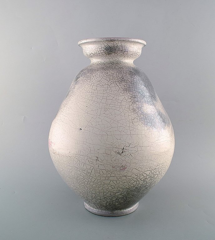 Svend Hammershøi for Kähler, Denmark. Large impressive vase in glazed stoneware. Beautiful gray black double glaze. 1930 / 40