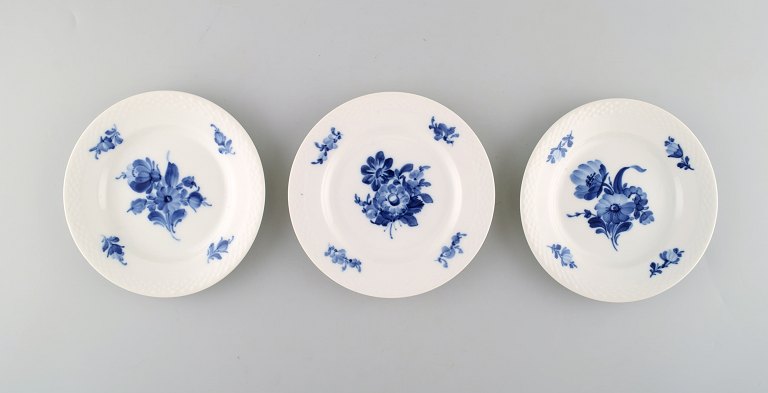 Tre blå blomst flettet kagetallerkener fra Royal Copenhagen. 
Nummer 10/8092.