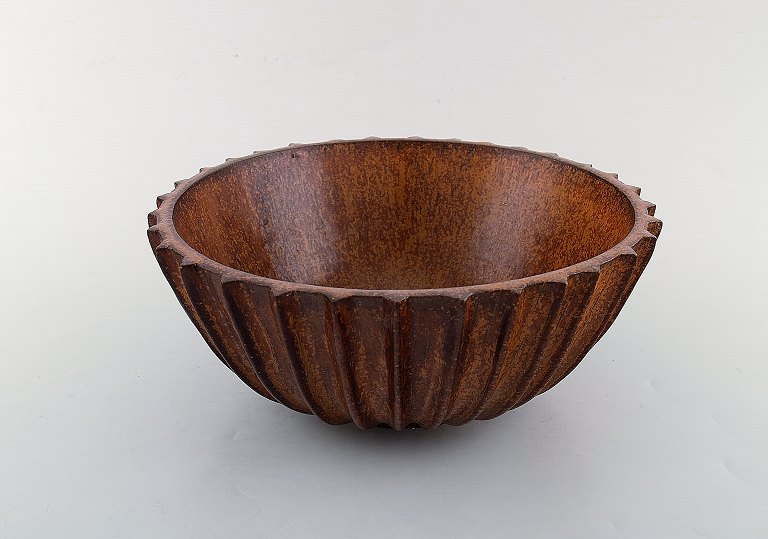 Arne Bang. Stoneware bowl with fluted corpus decorated with brown / red speckled glaze. 1930