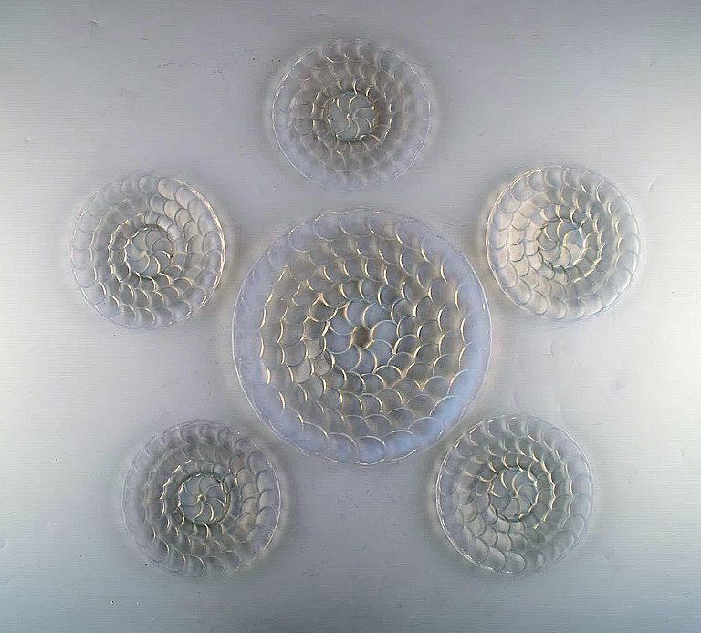 Five early and rare René Lalique plates and serving dish in art glass. Dated before 1945.