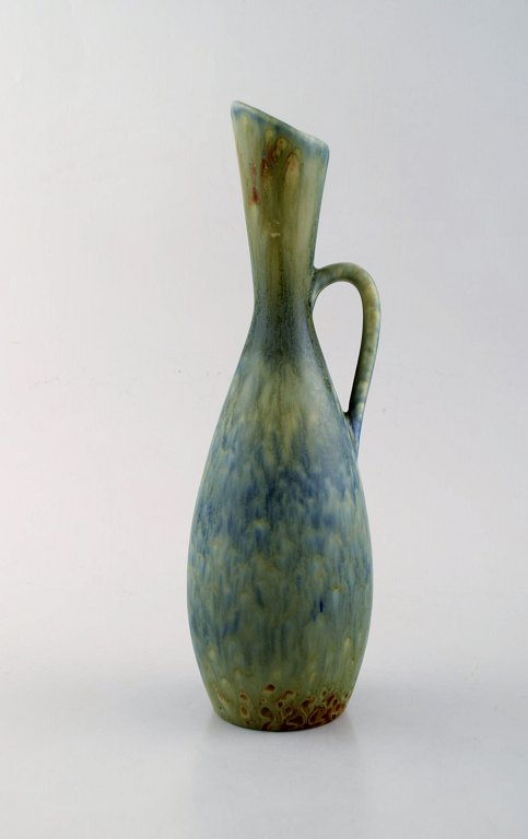 Carl-Harry Stålhane for Rörstrand. Vase med hank i glaseret stentøj. Smuk glasur i blå og grønne nuancer. 1960