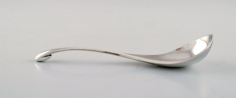 Hans Hansen silver cutlery. Rare spoon in sterling silver. Danish design, mid 20th century.